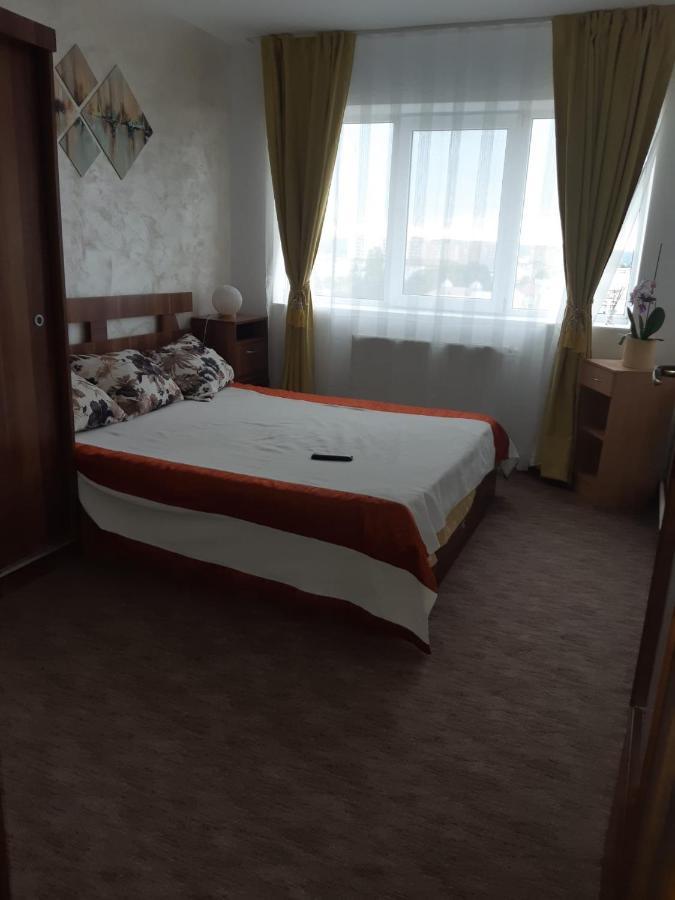 Hellen Apartament Targoviste Buitenkant foto
