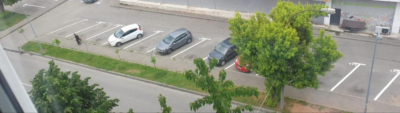 Hellen Apartament Targoviste Buitenkant foto
