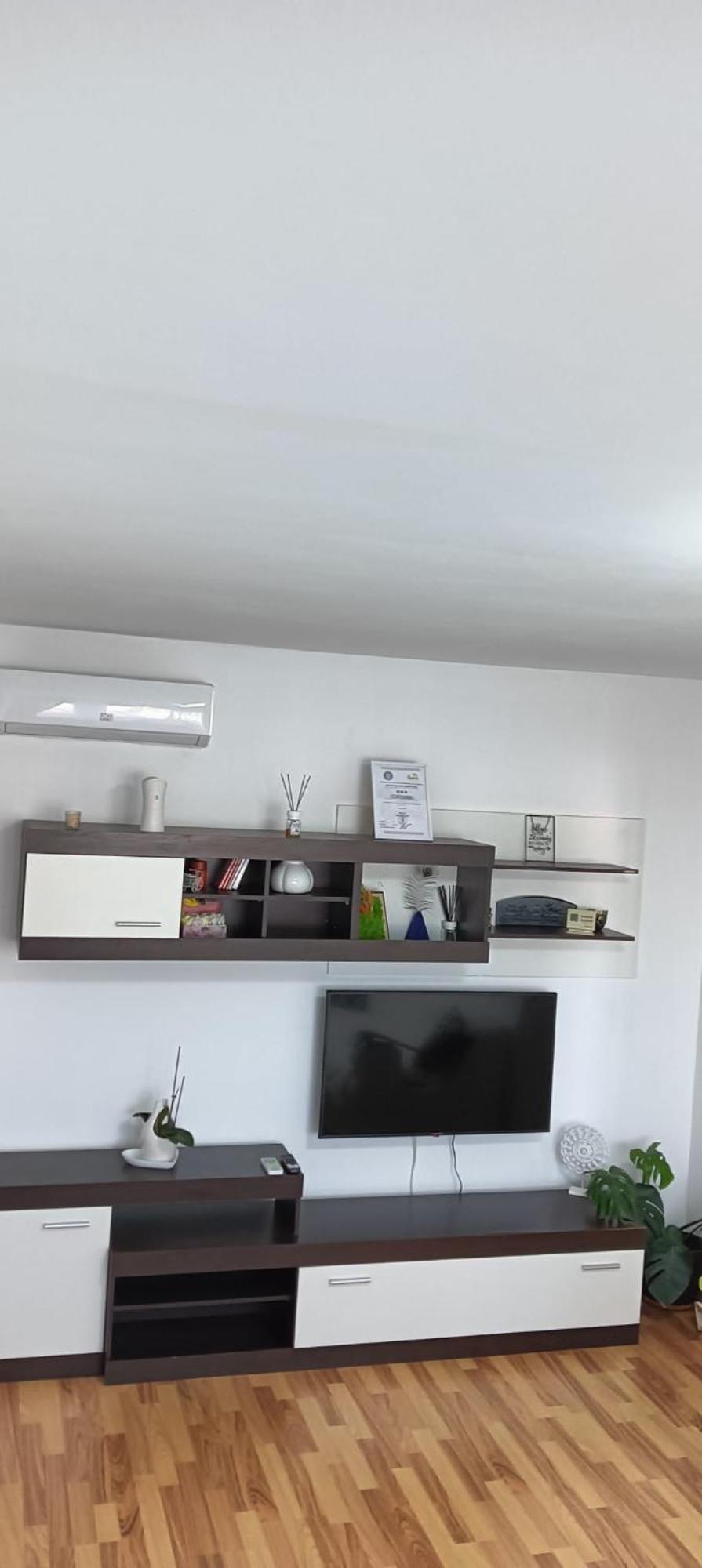 Hellen Apartament Targoviste Buitenkant foto